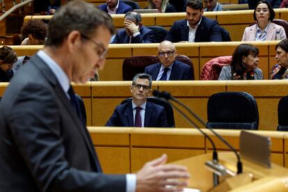 Intervención de Alberto Núñez Feijóo, líder del PP, en el pleno del Congreso celebrado en el Senado sobre el cambio constitucional. En su escaño, en primera fila, el ministro de Presidencia, Félix Bolaños.