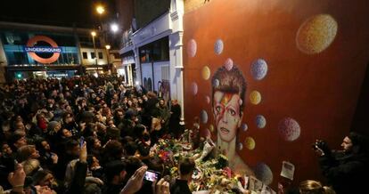 Mural en el barrio londinense de Brixton, donde vivía David Bowie, tras su fallecimiento el 10 de enero de 2016.