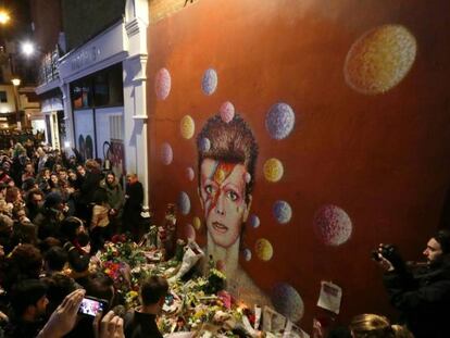 Mural en el barrio londinense de Brixton, donde vivía David Bowie, tras su fallecimiento el 10 de enero de 2016.
