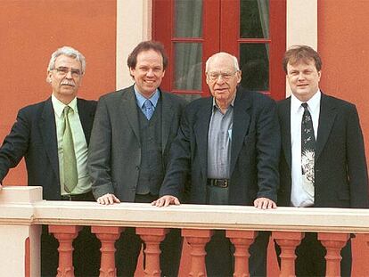 De izquierda a derecha José Montesinos, Jürgen Renn, John Stachel y Michel Janssen, organizadores del VII Congreso de Historia de la Relatividad General.