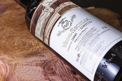 Una vertical de 36 botellas magnum de Vega Sicilia 'Unico' se convirtió en el lote más preciado de una venta de 192 lotes que llevó a cabo la prestigiosa casa de subastas suiza Baghera/wines el pasado domingo. Fue adjudicada a un postor telefónico por 111.447 euros, en lo que fue el récord de la subasta, según informó la bodega española en un comunicado. Para el CEO de Bodegas Vega Sicilia, Pablo Álvarez Mezquiriz, el lote 'Unico' es “una fiera domada, tierna y estructurada, que contiene todos los distintivos de la majestuosidad de los más grandes”. Antes se le conocía como el gran vino de España, según Álvarez, que añadió que “desde hace unos años ha entrado en la muy selecta corte de los grandes vinos del mundo”. Otro de los grandes éxitos de la subasta fue una botella de Domaine Henri Jayer, Richebourg 1959, que se vendió por 86.681 euros .
