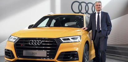 El presidente de Audi, Rupert Stadler, con el nuevo Audi SQ5
