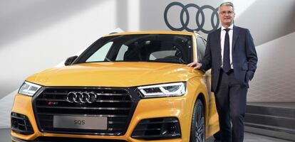 El presidente de Audi, Rupert Stadler, con el nuevo Audi SQ5