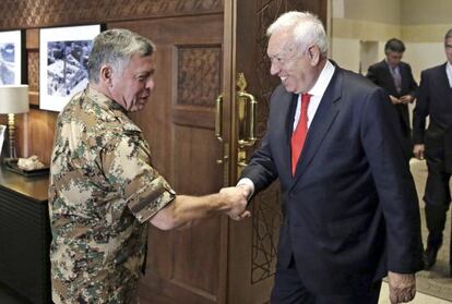 García-Margallo saluda al rey Abdalá II, en Amán.