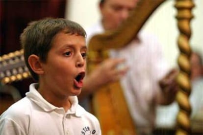 Uno de los niños cantores del Misteri, ayer, durante la <b><i>prova veus</b></i> en el Ayuntamiento de Elche.