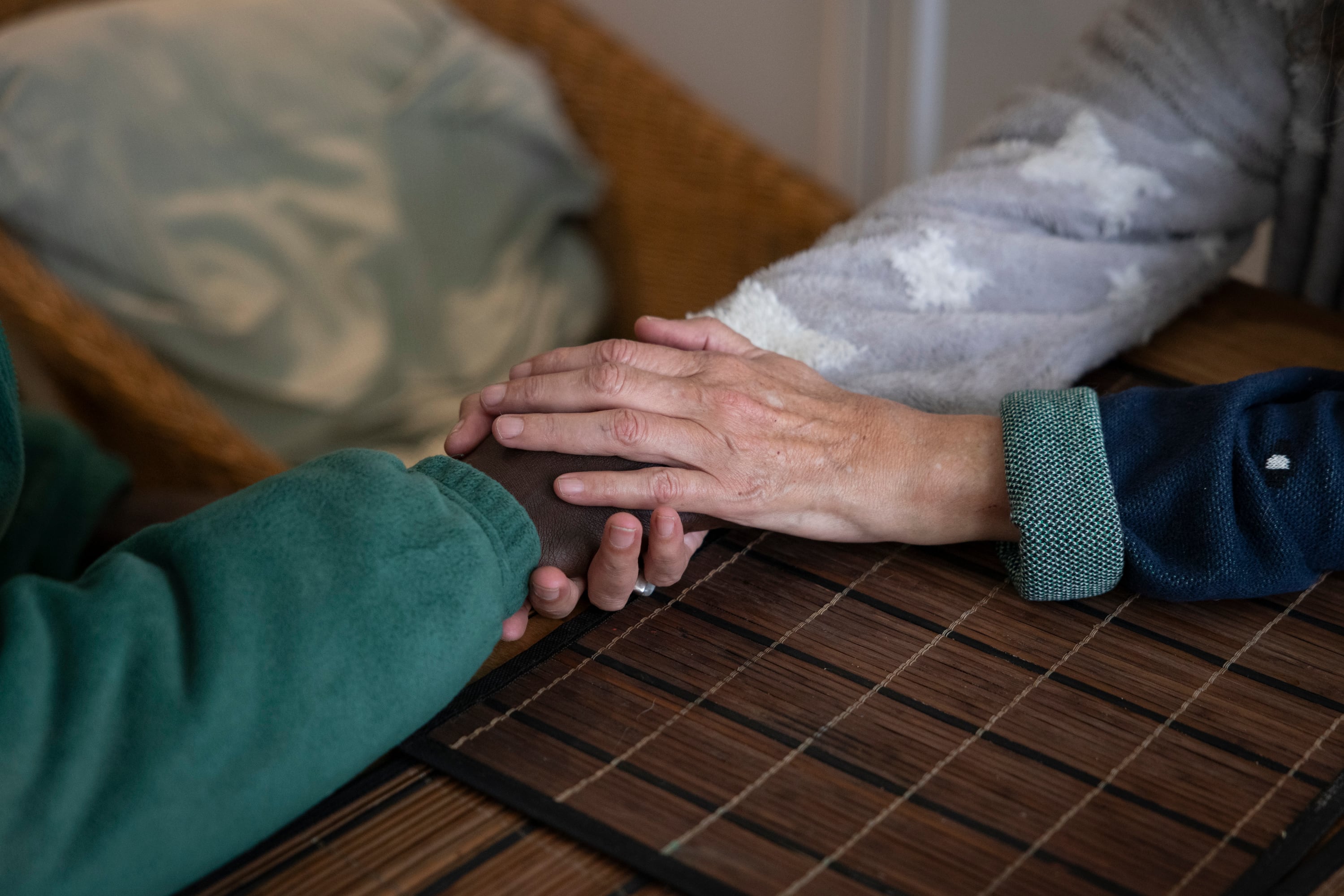 Ángela Valeias, en su casa de Badalona, junto a dos jóvenes senegaleses a los que acogió tras el desalojo del antiguo instituto B9.