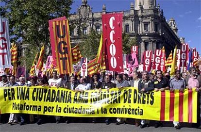Cientos de personas han protestado esta mañana en Barcelona contra la Ley de Extranjería.