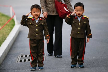 Niños vestidos con uniformes militares en Pyionyang.