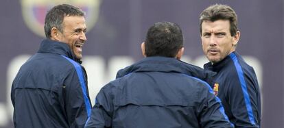 Luis Enrique xerra amb el seu ajudant Unzue i el psicòleg de l'equip.