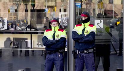 Dos Mossos delante de una joyer&iacute;a, en paseo de Gracia. 