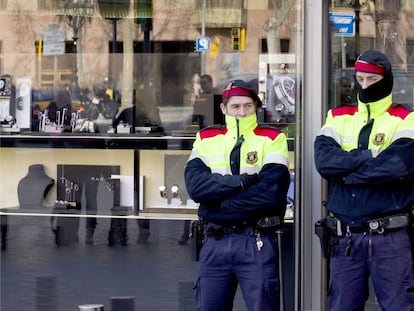 Dos Mossos delante de una joyer&iacute;a, en paseo de Gracia. 