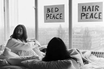 John Lennon y Yoko Ono en la cama de un hotel en ?msterdam, protestando contra la guerra y la violencia en el mundo (1969).