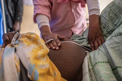 Tengen mide el tamaño de la barriga de su paciente, Messoud, durante su visita prenatal al centro de salud de Kiffa.