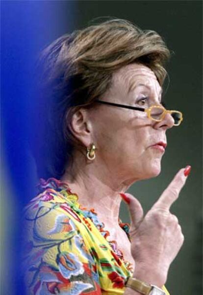 La comisaria de la Competencia, Neelie Kroes, durante la conferencia de prensa en Bruselas.