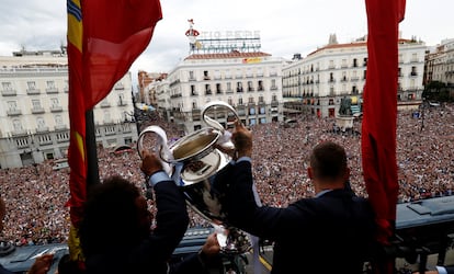 Marcelo y Sergio Ramos muestran el trofeo de la Champions a la afición desde en la Puerta del Sol, en mayo de 2018.