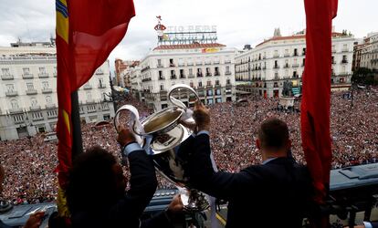 Marcelo y Sergio Ramos muestran el trofeo de la Champions a la afición desde en la Puerta del Sol, en mayo de 2018.