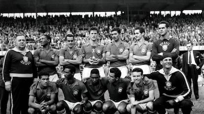 Vicente Feola (treinador), Djalma Santos, Zito, Bellini, Nilton Santos, Orlando e Gilmar. Garrincha, Didi, Pelé, Vavá e Zagallo.