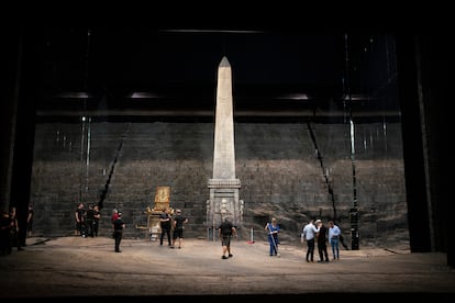 Uno de los decorados de la producción de Hugo de Ana, con un gran obelisco en el centro.