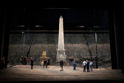 Uno de los decorados de la producción de Hugo de Ana, con un gran obelisco en el centro.