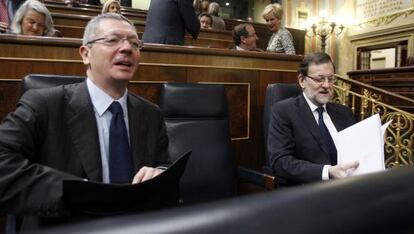 Rajoy, y el ministro de Justicia, Alberto Ruiz-Gallardón, en el Congreso.