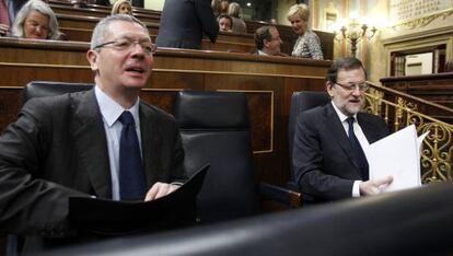 Rajoy, y el ministro de Justicia, Alberto Ruiz-Gallard&oacute;n, en el Congreso.