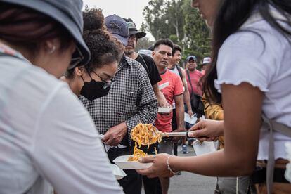 Una delegación de manifestantes provenientes de Cuzco  espera para almorzar en uno de los patios de la Universidad Nacional San Marcos, el día 18.