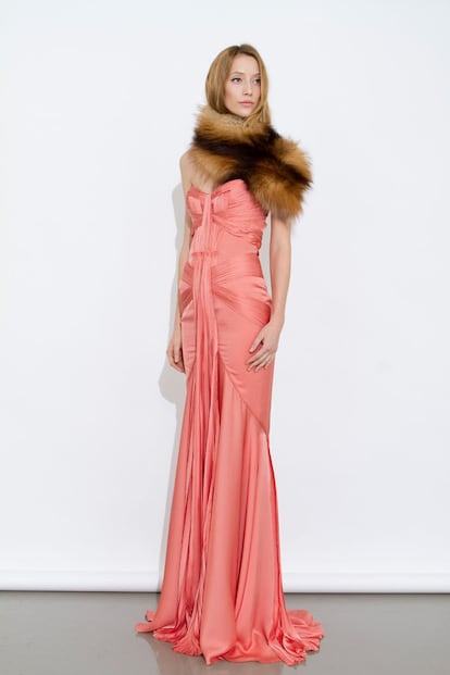 No sobra la estola pero nos encanta el color de este vestido Pre-Fall 2012 de J.Mendel.