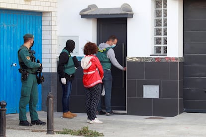 Agentes de la Guardia Civil durante uno de los registros realizados en La Línea de la Concepción (Cádiz) en el marco de una nueva macrorredada contra el blanqueo de capitales procedentes del narcotráfico.