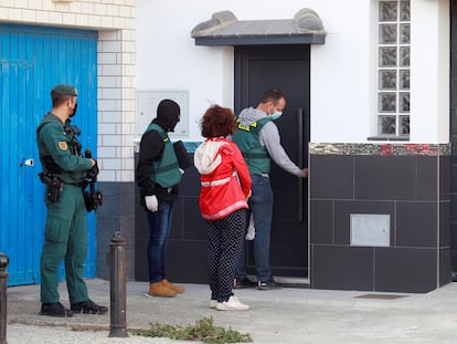 Agentes de la Guardia Civil durante uno de los registros realizados en La Línea de la Concepción (Cádiz) en el marco de una nueva macrorredada contra el blanqueo de capitales procedentes del narcotráfico.