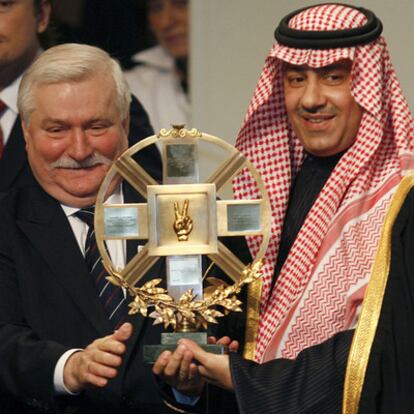 Abdulaziz (derecha) recoge un premio de manos del exmandatario polaco Lech Walesa en 2008.