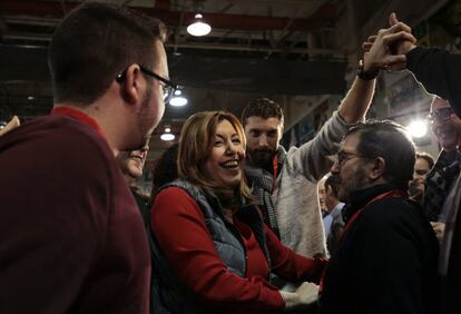 La presidenta andaluza, en su primer saludo quiso rendir un homenaje al recientemente fallecido José Antonio Alonso, ministro y portavoz parlamentario en la etapa del presidente José Luis Rodríguez Zapatero, “un compañero muy querido, aunque no tuviera carné”.