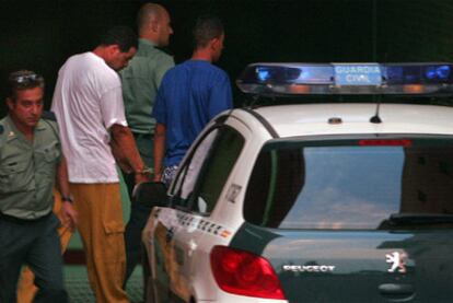 Los dos inmigrantes rescatados ayer en aguas de Tabarca fueron conducidos anoche, esposados, a la comisaría de Elche.