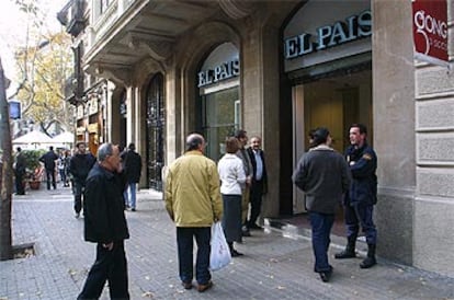 La Redacción de EL PAÍS en Barcelona, desalojada por la policía tras el hallagzo de la bomba.