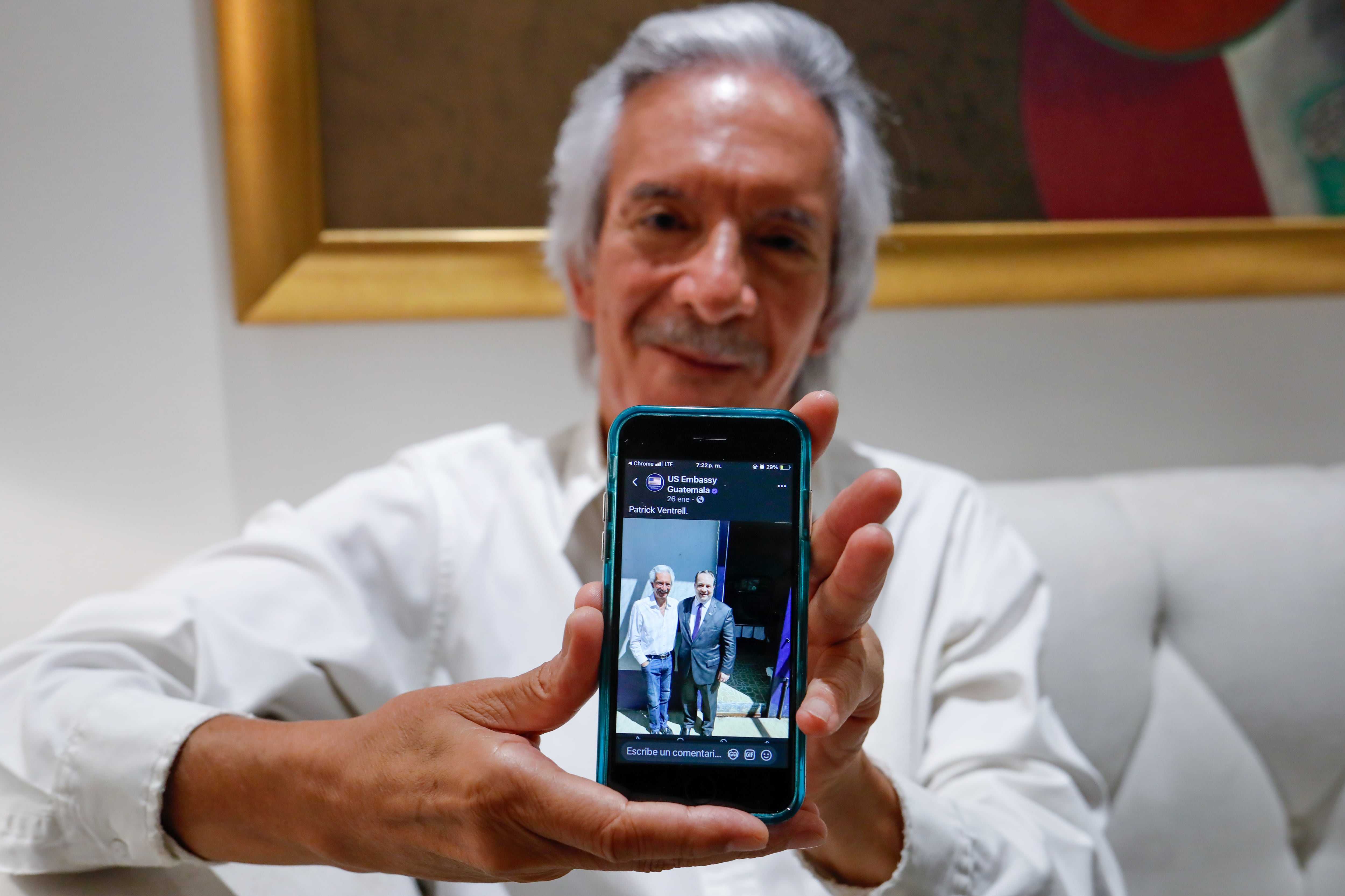 José Rubén Zamora muestra una foto con Patrick Ventrell, encargado de negocios de la embajada de Estados Unidos en Guatemala durante una visita a la cárcel de Mariscal Zabala.