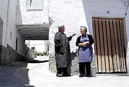 Dos vecinas de Paterna del Río conversan en la calle.