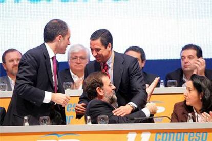 Zaplana, en el centro, saluda a Rajoy y a Camps en la clausura del congreso del PP valenciano.