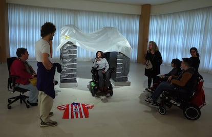 Final del taller: una lona cubre la escultura de Anish Kapoor a modo de tienda de campaña.