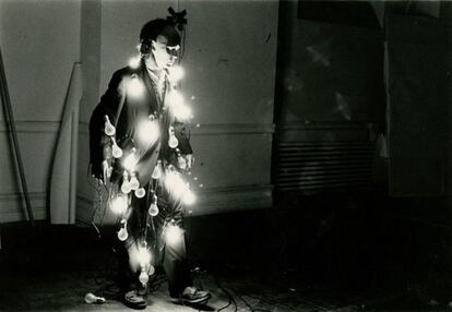 A 'performance' Lights: on/off, de Jared Bark. Uma das referências da exposição que o Whitney dedica à arte.