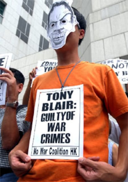Varios manifestantes han recibido a Blair en Hong Kong acusándole de criminal de guerra.