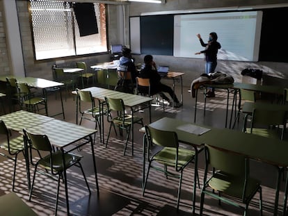 Dos alumnos reciben clase en un instituto de Barcelona.