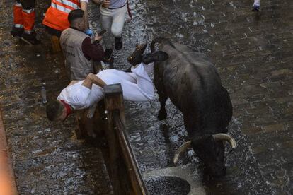 Toros de la ganadería de José Escolar Gil durante su recorrido por las calles de Pamplona.