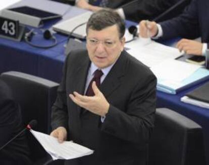 El presidente de la Comisión Europea (CE), José Manuel Durao Barroso, interviene durante un debate en la Eurocámara sobre coordinación económica y fiscal, en el Parlamento Europeo, en Estrasburgo (Francia) hoy.