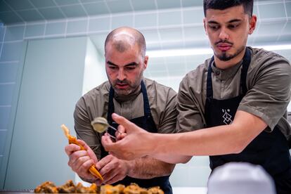 El chef Vasco Coelho y su sub-chef João Costa, en Peixaria by Euskalduna, en Oporto, preparando pepino de mar frito (blanqueado y cocido durante 2 horas, posteriormente deshidratado y finalmente frito). Acompañado de una crema de gambas.