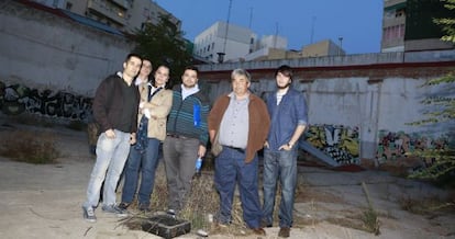 Seis vecinos del edificio desplomado en enero de 2010 en Tetuán, en el solar vacío que antes ocupaban sus casas.
