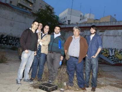 Seis vecinos del edificio desplomado en enero de 2010 en Tetu&aacute;n, en el solar vac&iacute;o que antes ocupaban sus casas. 