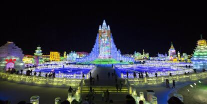 Panorámica de la ciudad de hielo construída durante el festival internacional de nieve y hielo en Harbin, que comenzó el 5 de enero y continuará durante más de un mes. 