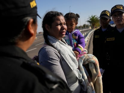 Una migrante venezolana llora al ser detenida en Tacna (Perú) el 28 de abril 2023.