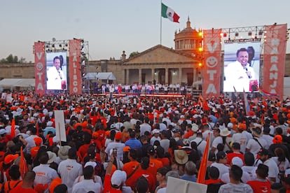 Pablo Lemus se presenta ante simpatizantes de MC en el centro histórico de Guadalajara, en mayo de 2024.