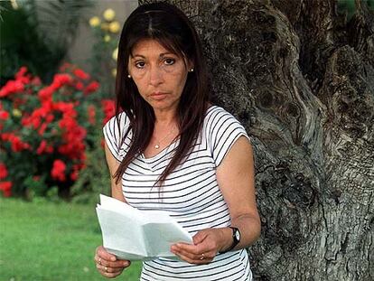 Carmen Fernández, madre biológica de los dos niños entregados en acogimiento preadoptivo, en 2002.