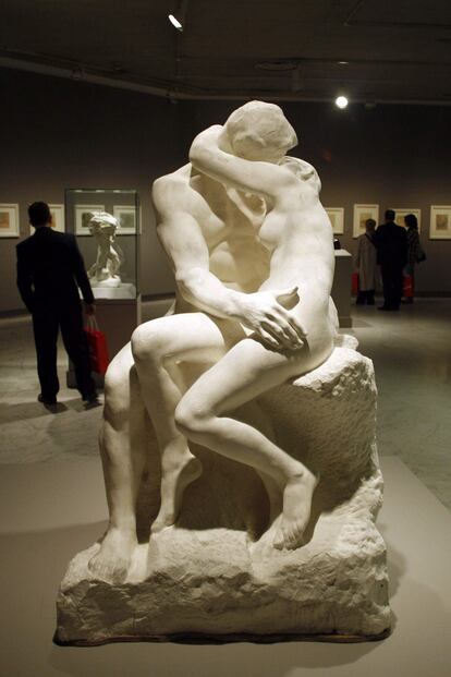 El beso, de Rodin (en torno a 1882) 
	

	Esculpida en mármol, esta gran obra de Auguste Rodin representa a Paolo y Francesca, dos personajes de la Divina Comedia de Dante. Como las figuras de la obra no tenían ningún rasgo identificativo, el público lo bautizó como “Le Baiser” (El Beso).